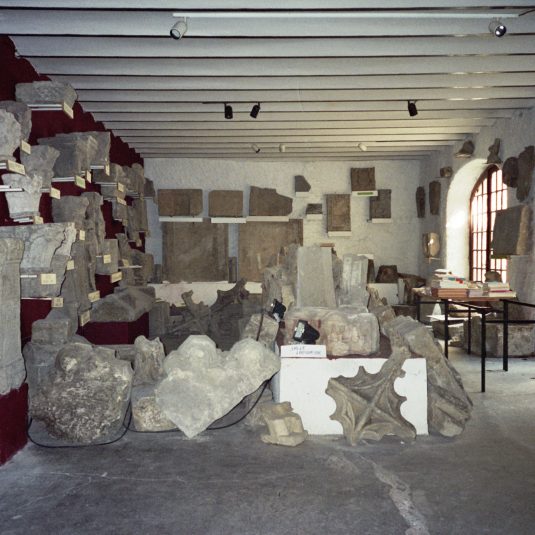 Intérieur du Musée Ignon-Fabre. De nombreuses œuvres en pierre sont accrochées aux murs.