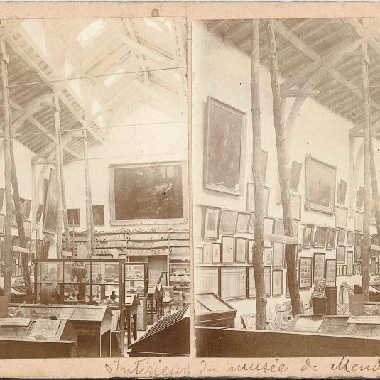 L'intérieur du Musée de la Société des Lettres, fin 19e - début 20e siècle, ancienne photo en noir et blanc. De nombreux objets sont exposés.