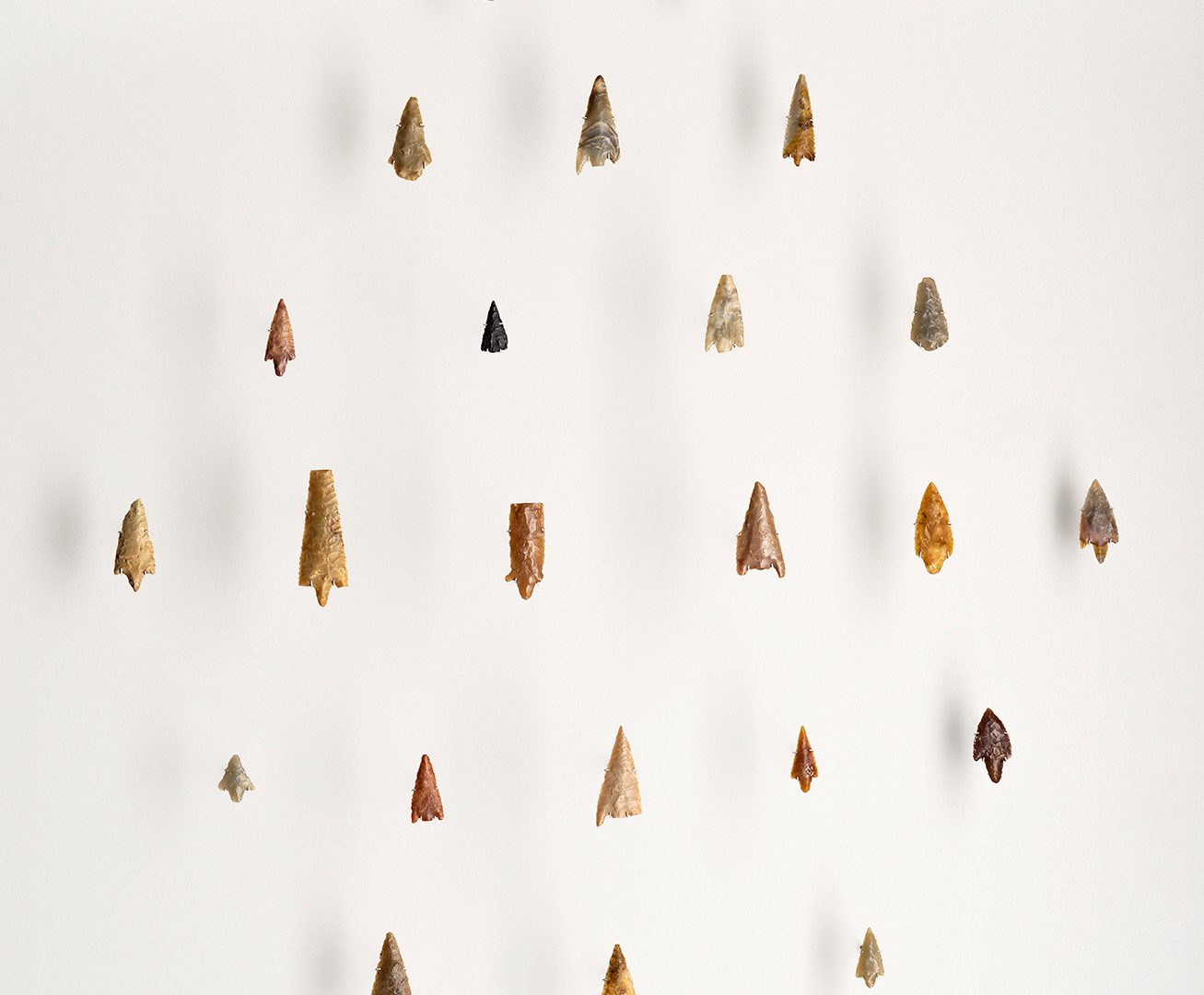 Ensemble de 27 flèches en silex, entre 5000 et 2000 ans avant notre ère, Atar (Mauritanie) © Ville de Mende - Musée du Gévaudan / Photo François Pons