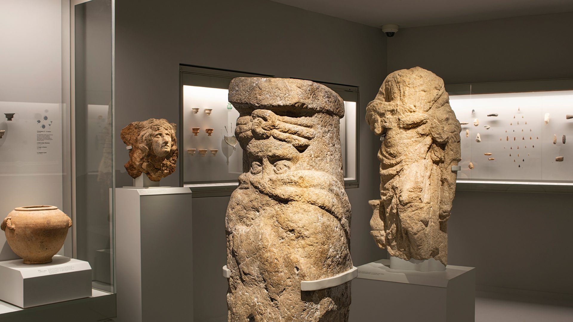 Dans l'exposition permanente des collections : salle Préhistoire-Antiquité © Ville de Mende – Musée du Gévaudan – Photo François Pons